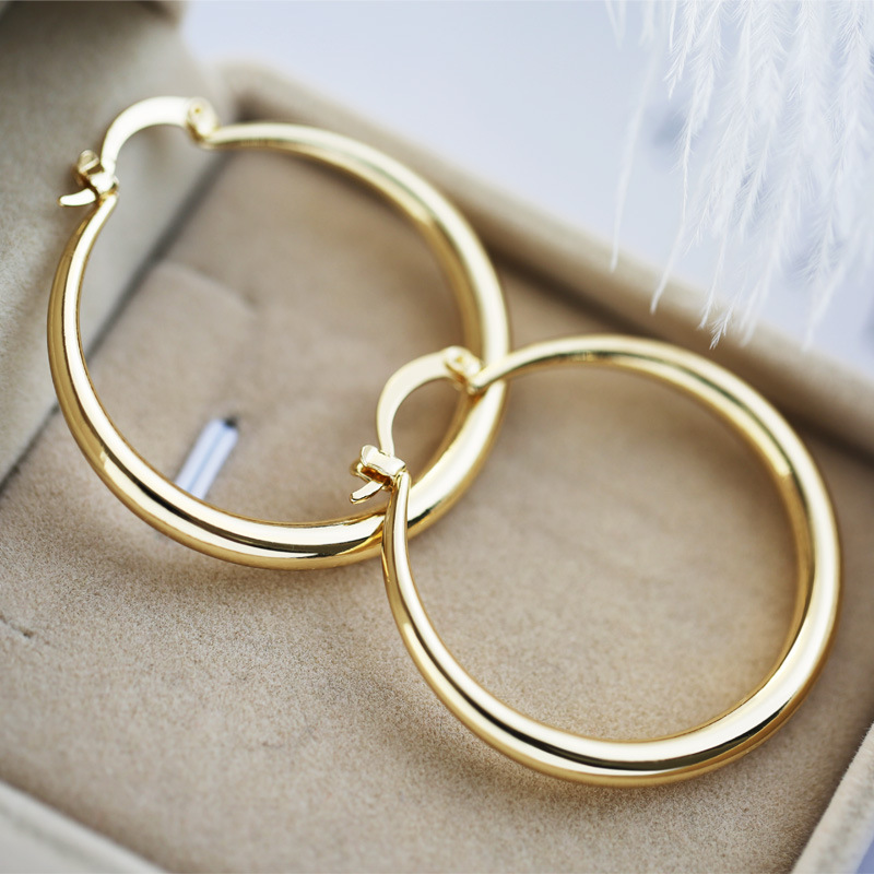 Classic Polished Hoop Earrings in a Timeless Gold Tone Finish