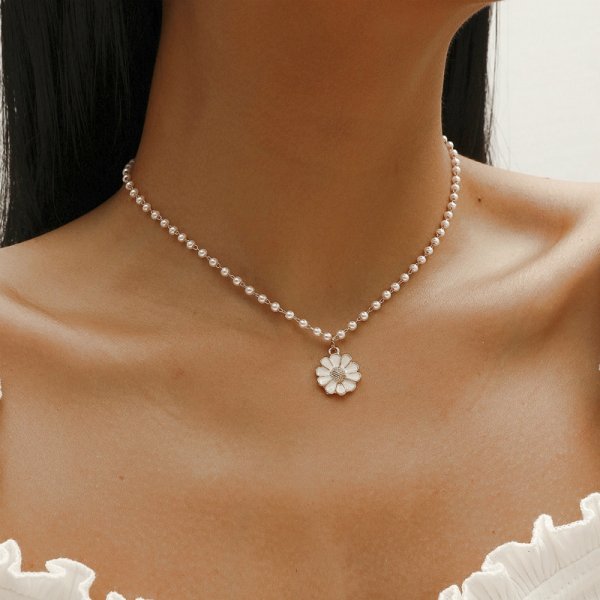 Daisy Flower Pendant Necklace with Imitation Pearl Beading