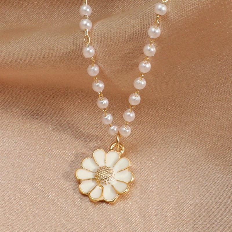 Daisy Flower Pendant Necklace with Imitation Pearl Beading