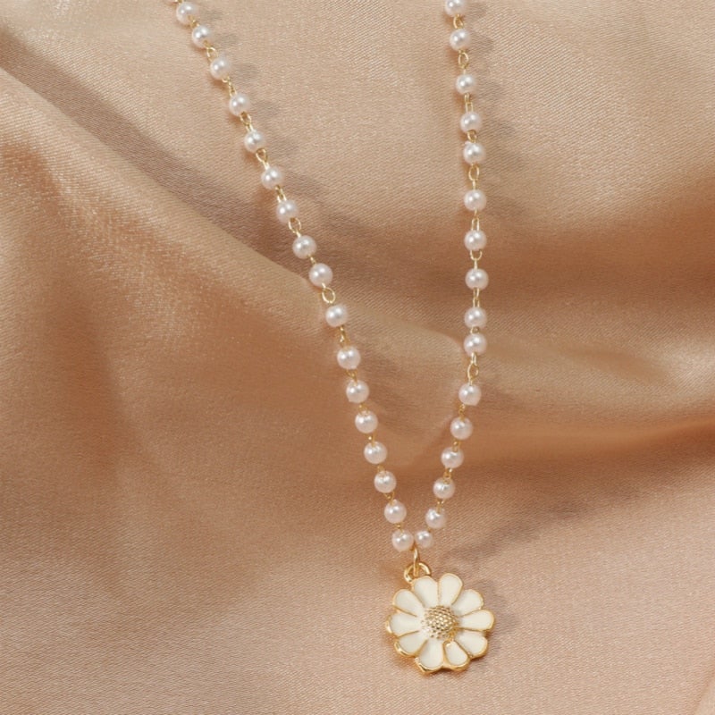 Daisy Flower Pendant Necklace with Imitation Pearl Beading