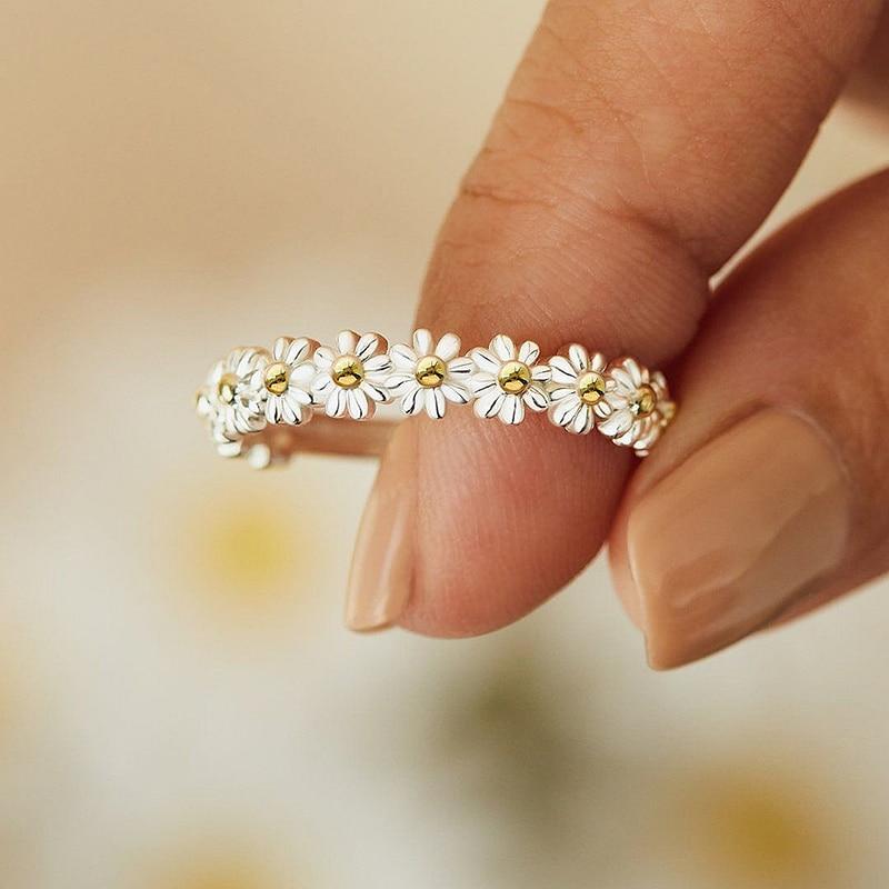Sterling Silver Ring Featuring Detailed Daisy Accents
