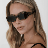 Women’s Aviator-Inspired Sunglasses – Tortoise Frame with Smoke-Tinted Lenses